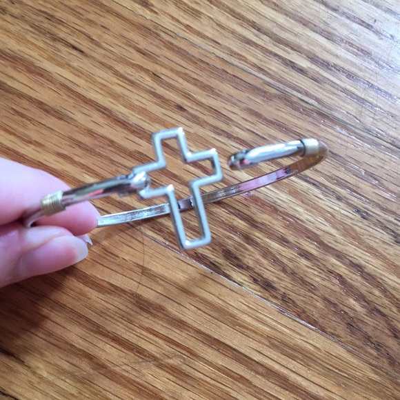 Cross bracelet - Picture 2 of 2